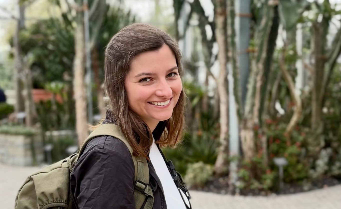Auf dem Bild ist Sandra Kiebler zu sehen. Sie hat braunes schulterlanges Haar und braune Augen. Sie schaut in die Kamera und lacht.
